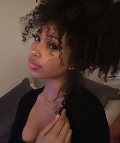 Pretty Dark Skin, Beautiful Curly Hair, Hairdos For Curly Hair, Curly Girl Hairstyles, Curly Girl, Pretty Selfies, Aesthetic Hair, Pretty Face, Pretty Hairstyles