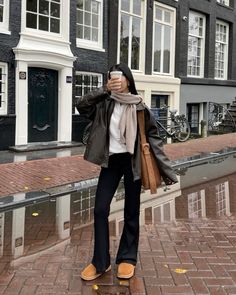 Click the • link in the description • for our favorite Uggs this winter! Creds : @thanya on Insta. Ankle boots outfit with uggs uggs slippers outfit uggs mini boots uggs mini boots outfit brown uggs outfit ugg mini boots ugg platform boots ultra mini uggs ugg boots ugg slippers ugg mini outfit Platform Outfit, Amsterdam Outfit, Mini Outfit, Estilo Indie, Europe Outfits, Uggs Outfit