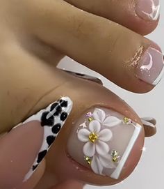 Pedicure With Flower, Flower Pedicure, Flower Toe Nails, Pedicure Designs Toenails, Purple Acrylic Nails, Pretty Toe Nails