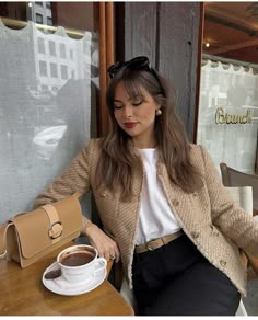 Tweed Jacket Outfit, Style Parisienne, Ladies Short Jackets, Oufits Casual, Boucle Jacket, Foto Art, Short Jacket, Instagram Foto