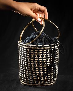 Bag made by Wayuu indigenous artisans with gold-plated rings, Perfect for any occasion! Luxury Bag, Bag Luxury, Handmade Bag, Bag Handmade, Gold Plated Rings, Style Expert, Handmade Bags, Clutch Handbag, Bag Making