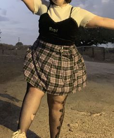 Plus Size Grunge, Instagram Grunge, Fishnet Outfit, Outfits Skirts, Soft Grunge Outfits, Soft Goth, Goth Scene, Outfits Curvy