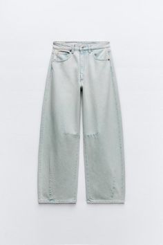 Zara Jeans For Spring Streetwear, Zara Cotton Jeans For Streetwear, Trendy Zara Jeans With Relaxed Fit, Zara Wide Leg Light Wash Bottoms, Trendy Zara Relaxed Fit Jeans, Zara Trendy Relaxed Fit Jeans, Trendy Zara Wide Leg Jeans, Trendy Zara Jeans With Five Pockets, Zara Straight Leg Jeans For Streetwear