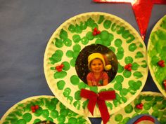 paper plates with green and red designs on them are arranged in the shape of christmas wreaths