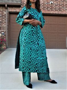 Ensemble de pantalons Adire Batik Caftan sarcelle et noir et - Etsy France Adire Top And Trouser Styles, Ankara Long Tops, Adire Trousers Styles For Women, Adire Skirt And Blouse Styles, Trouser And Top Ankara Styles, Adire Top And Trouser, Kampala Styles For Women In Nigeria, Ankara Trousers And Top For Women, Top And Trousers Outfit