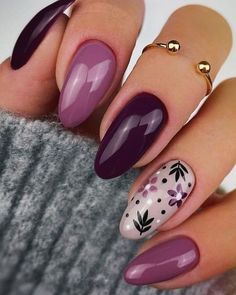 November Nails Fall Gel Gel Nail Designs Airbrush, Mauve Floral Nails, Flower Nail Designs Purple, Fall Nails Purple Design, Purple Floral Nail Designs, Winter Floral Nails, Short Almond Nails Purple, Almond Nails Designs Purple, Purple Short Nails Designs