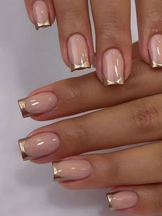 Acrylic Nails Small Nail Bed, Biab Nails Tips, Short Square Biab Nail Designs, Gold Nail Acrylic, Short Autumn Nails Square, Gold Leaf French Tip Nails, Gold Square Acrylic Nails, Nail Inspo Trendy Square, Shorties Nails Simple