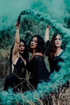 Spooky Pictures, Halloween Photography, Sister Photos, Bff Photoshoot