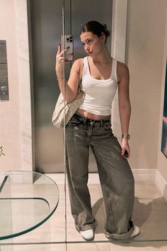 Straight Jeans Outfit, Sporty Street Style, Everyday Casual Outfits, Fits Aesthetic, Unique Outfit, Trendy Fashion Outfits, Tailored Dress, Strap Top