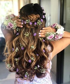 Indian Wedding Hairstyles, Flowers In Her Hair, Open Hairstyles, Indian Bridal Hairstyles, Mehendi Design, Curly Hairstyles, Floral Hair, Indian Hairstyles