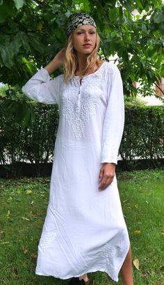 COMFORTABLE white beach dress with handmade cotton embroidery is very easy to wear. this super soft cotton is very pleasant especially in summer! for a beach outing with a swimsuit, by the pool, in the evening for a restaurant with jeans or shorts! .. VERSATILE soft 100% cotton white dress is very popular beach tunic for lazy days in your house, to go shopping or even for a party.. the embroidery is incredible. it is an elegant piece, which requires a unique know-how. TIMELESS classic casual women dresses. Summer cotton tunic with hand embroidery for beach, wedding, or city wear. Elegant and simple, to wear in all circumstances. This is an ancestral Indian HANDMADE thechnique embroideries. Model size: 168 CM 38/40: Shoulder: 41 CM Bust size: 100CM Sleeve: 50 CM Length: 107 CM 42: Shoulder: Casual Embroidered White Tunic, Casual White Embroidered Tunic, Casual Beach Tunic With Floral Embroidery, Spring Beach Tunic With Chikankari Embroidery, Beach Cotton Tunic With Floral Embroidery, White Bohemian Tunic With Chikankari Embroidery, Casual Chikankari Embroidery Tunic For Summer, White Long Sleeve Beach Dress For Festivals, White Cotton Beach Dress