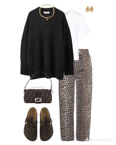 Classy Dinner Outfits, Classy Dinner, Leopard Pants, Mum Fashion, Outfit Invierno, Dinner Outfits, Black Sweater, Looks Style