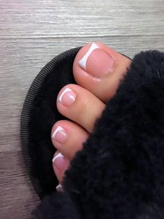 French Tip Manicure And Pedicure, French Nails Pedicure, French Nails Toes, Toe French Tip, French Pies, Pedicure Ideas Simple, Nails For Foot, Pedicure Francesa, Toes French Tip