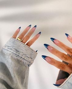 Blue Chrome Acrylic Nails French Tip, Blue Nail Inspo 2023, Chrome Blue Tip Nails, Blue Minimal Nails, Metalic Tips Nails, Simple Nail Designs 2023, Metallic Tips Nail, Metallic Blue French Nails, French Blue Chrome Nails