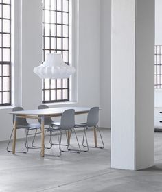 a table and chairs in an empty room