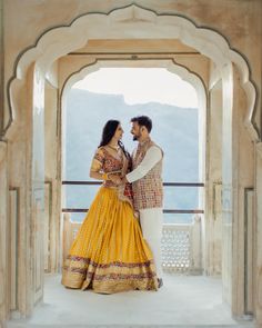 Pre Wedding Photoshoot Garden, Pre Wedding Traditional Poses, Pre Wedding Photoshoot Indian, Pre Wedding Photoshoot Outdoor Indian, Traditional Pre Wedding Photoshoot, Traditional Couple Photoshoot