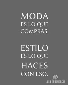 the words are in spanish and english on a gray background with white lettering that reads,'moda es lo que compras, est