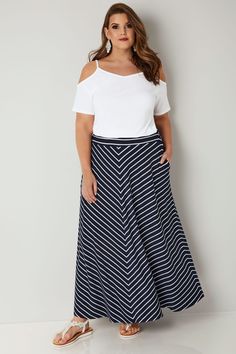 maxi skirt outfit black women concert Striped Maxi Skirt Outfit, Navy Skirt Outfit, Plus Size Maxi Skirt, White Plus Size Dresses, Maxi Skirt Winter, Casual Maxi Skirt, Linen Style Fashion, Maxi Skirt Outfit, White Tulle Skirt