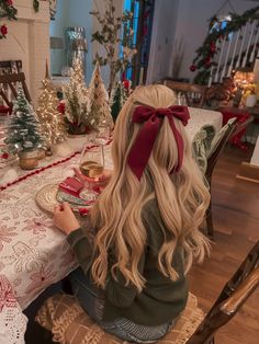 Ideal for a casual family gathering or a cozy holiday dinner, this hairstyle is all about effortless charm. The soft waves paired with a large, dusty rose ribbon create a look that’s both simple and cute. It’s a perfect example of Christmas hairstyles for long hair that are easy to style yet look beautifully put together. This look is great for those who prefer minimal effort with maximum impact, keeping the holiday spirit alive with a touch of sweetness. Long Christmas Hairstyles, Christmas Hairstyles Straight Hair, Christmas Themed Hairstyles, Hair Ideas For Christmas, Easy Hairstyles For Christmas, Winter Hair Styles, Holiday Hair Styles, Christmas Hairstyles For Long Hair