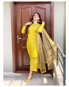 Uswa Zia Dress Design, Salwar Kameez Design, Salwar Suit Design, Kameez Design, Haldi Outfits, Girls Dresses Sewing, Designer Salwar