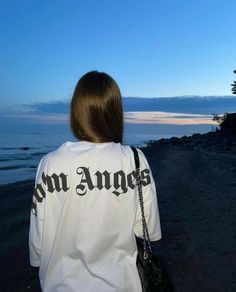 Foto Cewek Hijab Aesthetic, Beach Instagram Pictures, Girls Foto, Angel Shirt, Pretty Brunette, Angel Outfit, Hijab Aesthetic, Types Of Girls