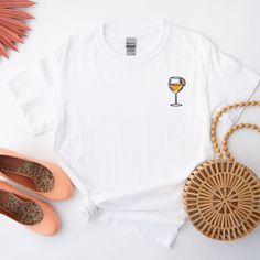 White is just the thing for sunny days. With its casual unisex cut and trendy design with a small, refreshing summer cocktail on the chest, it is a must-have for every summer wardrobe. Whether you're at the beach, at a garden party or just enjoying the sun, this shirt will make you shine. It's light and airy, ideal for hot days. Pair it with shorts or jeans for a relaxed look that always looks good. Our T-shirt will not only impress you with its stylish design, but also with its high-quality cotton that ensures comfort. You can find the size chart in the product photos to help you find the perfect fit. Would you like to personalize the shirt? No problem! Just send us a message before ordering if you want to add your own text or change the cocktail on the chest. Discover our other designs w Refreshing Summer Cocktails, Summer Cocktail, Enjoying The Sun, Summer Cocktails, Hot Days, Product Photos, The Thing, Favorite Shirts, Pocket Design