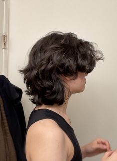 Non Binary Haircuts, Hairstyles Layered, Androgynous Haircut, Androgynous Hair, Short Grunge Hair, Tips Hair, Growth Hair, Wavy Haircuts