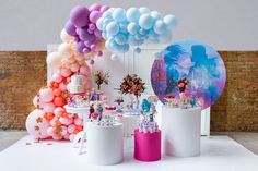 there are balloons and decorations on the table