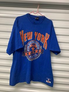 Vintage 90's New York Knicks Nutmeg T-Shirt Size Men's XL Vintage Team Logo T-shirt For Streetwear, Vintage Streetwear T-shirt With Team Logo, Vintage Team Logo Tops For Streetwear, Vintage Tops With Team Logo For Streetwear, 90s Crew Neck T-shirt For Fan Gear, Vintage Streetwear Tops With Team Logo, 90s Style T-shirt For Fan Gear With Crew Neck, 90s Style Crew Neck T-shirt For Fan Gear, 90s Style Sports Season Fan Merchandise T-shirt