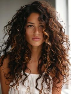 Curly Hair Dye Ideas, 90s Layered Bob, Unique Hair Color Ideas, Curly Balayage Hair, Unique Hair Color, Natural Curly Hair Cuts, Haircuts For Long Hair With Layers, Hair Color Unique, Brunette Balayage