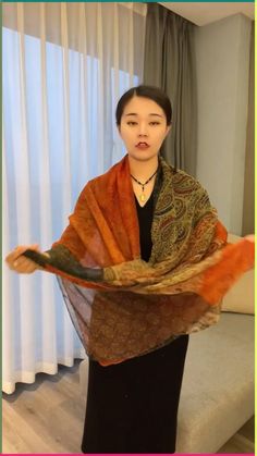 Shawl Outfit, Scarf Wearing Styles, Ways To Tie Scarves, Diy Fashion Scarf, Scarf Knots, Mode Tips, Ways To Wear A Scarf, How To Wear A Scarf, Scarf Outfit