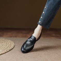 These loafers are designed in a timeless, minimal silhouette, so you'll be sure to wear them often. Made from soft leather, soft bottom that ensure all-day comfort. Wear yours with tailoring and denim alike. Color: Coffee/BlackMaterial: CowhideLining: Genuine LeatherInsole: SheepskinSole: RubberHeels: 3Cm/1.18"Weight: 0.22kg Each Shoes Production Time: About 5-7 days (Any exceptional case will email you, Please pay attention to your email left) Shipping Time: Free Shipping To most locations, del Black Plain Toe Loafers For Fall, Slip-on Loafers For Business Casual In Fall, Business Loafers With Flat Heel For Fall, Business Casual Fall Loafers With Flat Heel, Business Casual Loafers For Fall With Flat Heel, Business Casual Flat Heel Loafers For Fall, Classic Flat Heel Moccasins For Fall, Classic Black Slip-ons For Fall, Fall Business Casual Moccasins With Round Toe