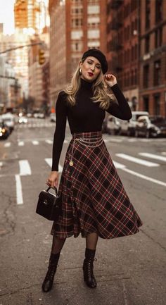 Descubre cómo crear outfits increíbles con el accesorio de la elegancia por excelencia. #outfits #outfitselegantes #outfitselegantes #boinas #accesorios #mujeresalrescate #modaybelleza Ribbed Turtleneck Sweater, Cooler Look, Plaid Skirt, Bar Mitzvah, Mode Vintage, Business Casual Outfits, Mode Inspiration, Looks Vintage, Holiday Fashion