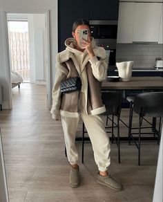 Fall 2023 Fashion Trends Going Out, Beige Moto Jacket Outfit, Zara 2023 Winter Collection, Shearling Vest Outfit, Adrette Outfits, Stile Blair Waldorf, Cute Thanksgiving Outfits, Fest Outfits, Classy Winter Outfits