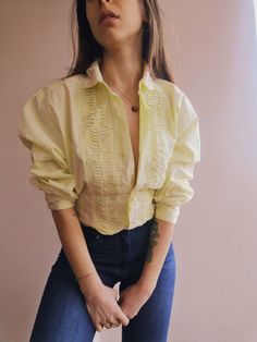 Una bella camicia gialla dei primi anni '00. -volant e dettagli macramè -maniche lunghe -fatto di cotone -vestibilità oversize Taglia: etichetta taglia XL ma adatta anche medie e grandi dimensioni. Condizione: perfette condizioni vintage Misure Spalla 43,5cm Pit to pit 48cm Lunghezza 66cm Continua a fare shopping: ----> Cerchi altri elementi essenziali vintage? Visita la mia pagina principale del negozio qui: http://www.etsy.com/it/shop/AnticheriaStudio ----> Seguici su Instagram @anticheriastud Fitted Yellow Tops With Buttons, Yellow Ruffled Long Sleeve Tops, Vintage Yellow Top With Ruffles, Vintage Yellow Ruffled Top, Yellow Long Sleeve Blouse With Ruffles, Yellow Ruffled Long Sleeve Blouse, Yellow Fitted Vintage Tops, Vintage Yellow Tops For Spring, Yellow Fitted Button-up Tops