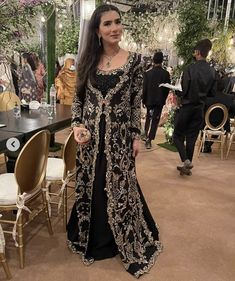 Dresses High Fashion, Black Pakistani Suit, Crochet Cable Knit, Casual Bridal Dress, Mehndi Dresses, Pakistani Formal Dresses, Fantasy Quotes, Heavy Dresses, Asian Wedding Dress