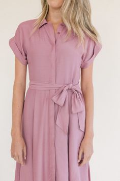 How To Tie The Perfect Bow - Julia Berolzheimer Tieing Dress Bow, Tying A Wrap Dress, How To Tie A Romper Bow, How To Tie A Belt On A Dress Bow, Knots For Dresses, Tying Dress Knot, How To Tie A Cute Bow On Dress, How To Ribbon Dress, Tying Dress Belt