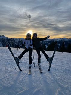 Sunset ski friends winter Cute Ski Pictures, Ski Instagram Pictures, Skiing With Friends, Photo Ski, Skiing Tips, Mode Au Ski, Ski Pics, Ski Pictures, Skiing Aesthetic