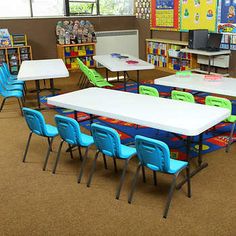 a classroom filled with lots of desks and chairs