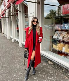 Red Coat Outfit Winter, Trench Coat Outfit Fall, Red Coat Outfit, Red Boots Outfit, Chic Capsule Wardrobe, Costum Elegant, Chique Outfit, Mode Editorials