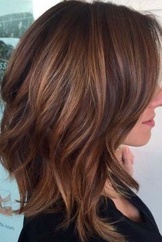 Medium Rachel Haircut, Lob Haircut Brunette Highlights, Medium Hair Styles For Thick Hair Wavy Shaggy Bob, Medium Length Lob Thick Hair, 2023 Womens Hairstyles, Med Bob Hairstyles Shoulder Length, Midlength Hairstyles 2023, Razor Layered Haircuts, Mid Length Hair For Thinning Hair