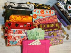 many different types of purses and money