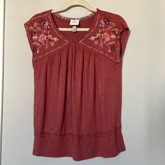 New But No Tags / Never Worn Nwot Color: Maroon / Rusty Red / Burnt Orange Can All Describe The Color Of This Pretty Knit Top Sizing: Womens Medium Features: Dainty Floral Embroidery, V-Neck, Sleeveless, Lightweight, Comfy, Soft, Boho Style Material: 97% Rayon, 3% Spandex Fit: Regular Fit Length: Below Waist Garment Style: Short Sleeve, Pullover Neckline: V Neck Garment Sleeve Style: Basic Sleeve Care And Cleaning: Machine Wash & Tumble Dry Maroon Blouse, Style Basic, Knox Rose, Short Sleeve Pullover, Burnt Orange, Floral Embroidery, Boho Style, Lady In Red, Knit Top