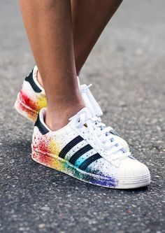 Sneaker-Fieber: Diese Turnschuhe müssen unbedingt in Ihr Schuhregal! Cozy Shoes, Basket Style, Adidas Shoes Women, Girl Things, Pharrell Williams, Suho, Supergirl, Cute Shoes