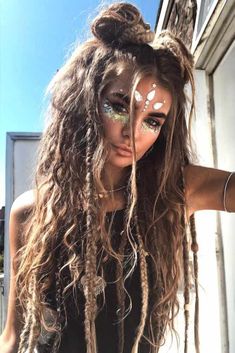 Hippie Hairstyles, Braided Space Buns, Boho Makeup, Boho Updo, Easy Hairdos, Messy Braids, Fest Outfits, Mode Hippie, Rave Makeup