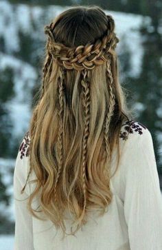 12 Coolest Viking Hairstyles Women in 2023 - The Trend Spotter Norse Hairstyles Women, Hairstyles Crown, Braids Outfit, Crown Braids, Viking Hair, Boho Beautiful, Fishtail Braid, Short Hairstyle, Hair Updo