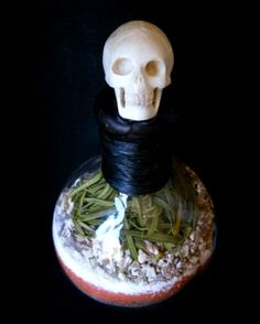 How to make an Ancestor bottle. Sounds interesting for Samhain. Crafts Witchy, Crafting Witch, Magical Crafts, Blessed Samhain, Armadura Cosplay, Witch Crafts