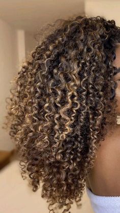 Dye Curly Hair, Curly Hair Color Ideas, Blonde Highlights Curly Hair, Curly Hair Color, Curly Highlights, Hairstyle For Short Hair, Hairstyle For Short, Blonde Highlights On Dark Hair, Dark Curly Hair