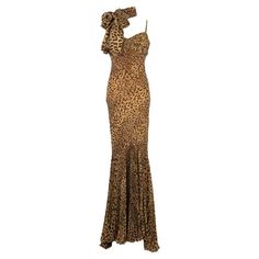 Long bustier dress with leopard pattern, and sequins and pearls embroidered. No size indicated, it fits a 36FR/38FR. Additional information: Condition: Good condition Dimensions: Chest: 44 cm - Waist: 38 cm - Hips: 42 cm - Length: 150 cm Seller Reference: VR88 Chloe 2024, Lame Dress, Couture Evening Dress, Keyhole Dress, Haute Couture Dresses, Bustier Dress, Leopard Dress, Paisley Dress, Mini Wrap Dress