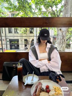 Cafe Fits Aesthetic, Cafe Hopping Outfit, Ballcap Outfits, Japan Fashion Aesthetic, Japan Aesthetic Outfit, Cafe Pose, Business Baddie, Aesthetic Cafes, Taiwan Fashion